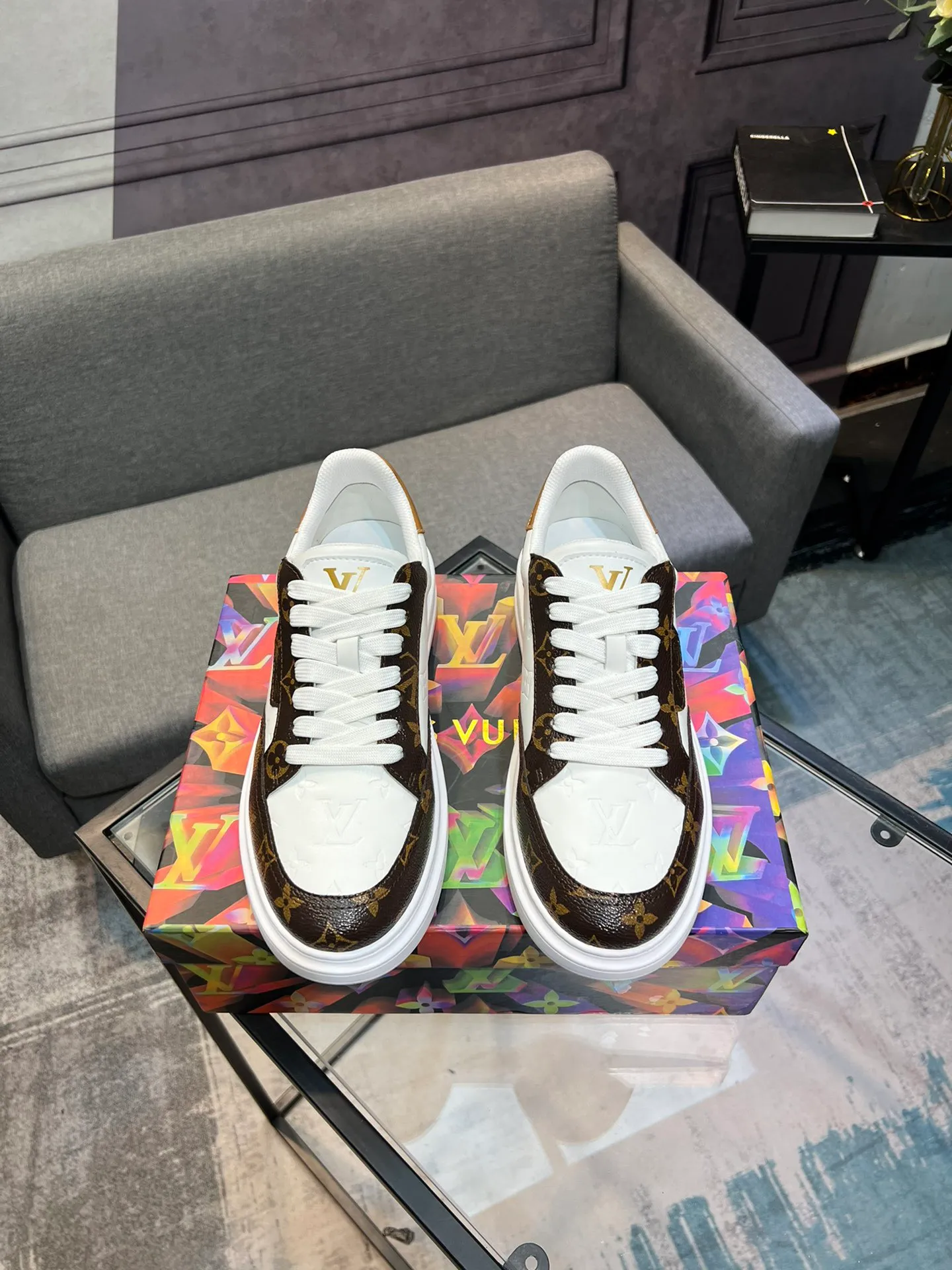 Men's Men's Shoes 💰540 LV Louis Vuitton. The latest fashionable casual shoes are popular in physical stores. The new spring and summer comfortable imported custom patent leather plus cowhide, cowhide mesh, and unique jacquard fabric element design. With sheepskin lining, Lv original base, [sun][sun] high-end packaging and high quality💪Details determine quality, welcome to compare🇮🇹Code number 38-44, 45 can be customized